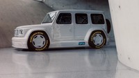 Saat mendengar nama Mercedes-Benz G-Class, ingatan kita pasti langsung membayangkan sebuah kendaraan SUV, dengan ground clearance tinggi dan warna gelap yang sangar. Tapi tahukah Anda jika G-Class ternyata juga bisa tampil ceper ala mobil balap, dikombinasi warna putih yang cerah. Foto: Mercedes-Benz
