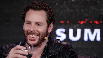 Lahir 45 tahun silam, Parker lahir dari keluarga berada. Ayahnya Bruce Parker adalah PNS dan ibunya di bisnis periklanan. Ketika umurnya 7 tahun, sang ayah sudah mengajarkan pemrograman di komputer Atari 800. Menginjak usia 16 tahun, Parker sudah jadi hacker. Bukan hacker sembarangan, ia mampu menjebol jaringan perusahaan-perusahaan raksasa hingga menjadi buron FBI. Foto: unwired