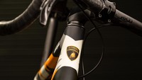 Cervelo R5 dilengkapi dengan komponen buatan Italia. Beberapa ciri tersebut antara lain velg Campagnolo Bora One yang dibalut ban Vittoria Corsa Pro, rakitan mekanis EPS Campagnolo Super Record, batang Deda Elementi, dan sadel Fizik Aliante. Foto: Cervelo