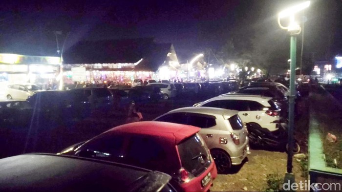 Suasana malam di kawasan wisata Pantai Pangadaran.