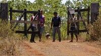 Suku Tembe mengisolasi diri dengan menutup gerbang pemukiman dari dunia luar. Mereka bisa keluar jika dalam kondisi darurat.
