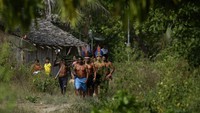 Pada awal pandemi, tenaga kesehatan memberikan pemaparan tentang virus Corona. Lantas, suku ini membuat kelompok sendiri untuk penjelasan lebih lanjut kepada para keluarga soal COVID-19.