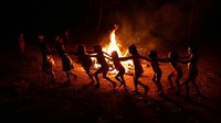 Anak-anak Adat Tenetehara bermain-main di sekitar api unggun selama festival di Suaka Adat Alto Rio Guama, Brasil.