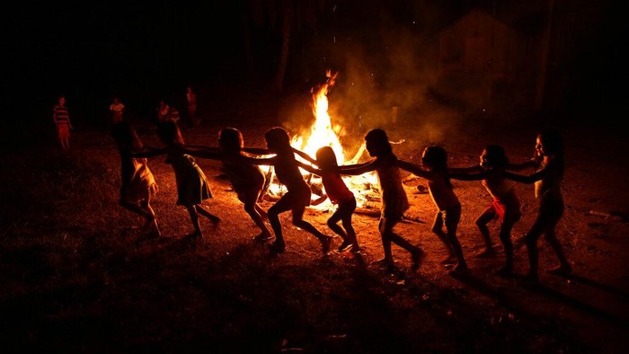 Suku asli Brasil, Tembe, menggelar pesta perayaan karena berhasil lalui enam bulan tanpa kasus infeksi Corona. Mereka percaya bahwa bisa selamat dari pandemi.