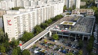Sementara para musisi memainkan alat musik dari atas atap apartemen, para penontonnya menikmati alunan musik dari atap bangunan yang lebih rendah di depan gedung apartemen tersebut. 