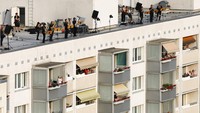 Tak sedikit pula penghuni apartemen yang menikmati alunan musik dari para musisi di balkon unit apartemen mereka.
