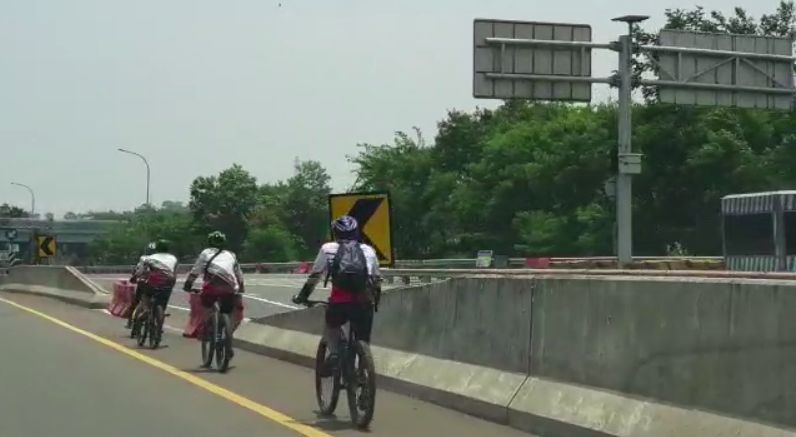 Viral Sepeda Masuk Tol di Bogor
