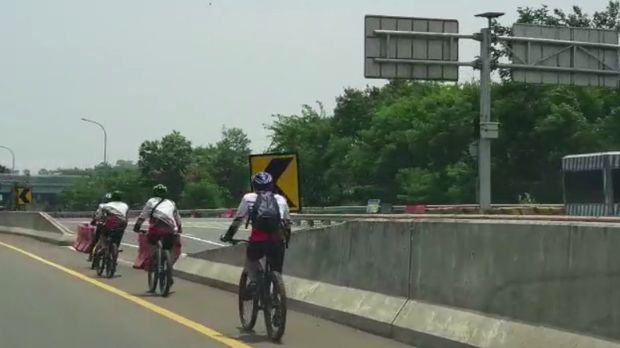 Viral Sepeda Masuk Tol di Bogor