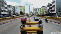 Palang itu pun kini tampak dipinggirkan di tepi jalan agar tak mengganggu pengguna jalan yang melintas.  
