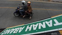 Diketahui, insiden kendaraan tersangkutdi  underpass Tanah Abang telah beberapa kali terjadi. Oleh karena itu, petugas memasang palang batas tinggi kendaraan disini.