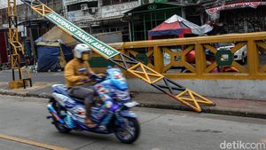 Waduh, Palang Underpass Tanah Abang Patah