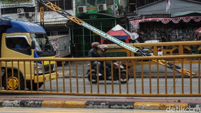 Waduh, Palang Underpass Tanah Abang Patah Palang underpass Tanah Abang patah dan tak dapat digunakan. Palang underpass itu dilaporkan patah usai dihantam truk.