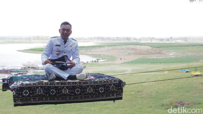 Belum merasakan salju di Waduk Gondang? Ada satu lagi wahana di Waduk Gondang yang layak untuk dicoba, yaitu magic carpet Aladdin.