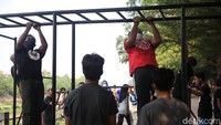 H-1 jelang PSBB secara ketat, sejumlah warga tampak memenuhi BKT untuk berolahraga.