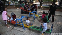 Selain berolahraga, tampak pula sejumlah anak bermain di kawasan BKT.