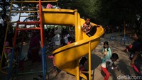 Anak-anak tersebut datang bersama keluarga mereka untuk sekadar berolahraga maupun mengisi waktu Minggu pagi bersama di BKT.