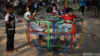 Sejumlah anak tampak asyik bermain di fasilitas bermain yang ada di kawasan Banjir Kanal Timur.