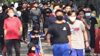 Sejumlah warga beraktivitas di kawasan Banjir Kanal Timur (BKT), Duren Sawit, Jakarta, Minggu (13/9/2020).