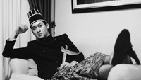 Penampilan Ade Firman Hakim dengan baju khas Jawa. Foto: Dok. Instagram