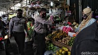 Dalam operasi tertib masker tersebut, petugas kepolisian membagikan masker kepada warga yang beraktivitas di Pasar Muara Angke, Jakarta Utara.