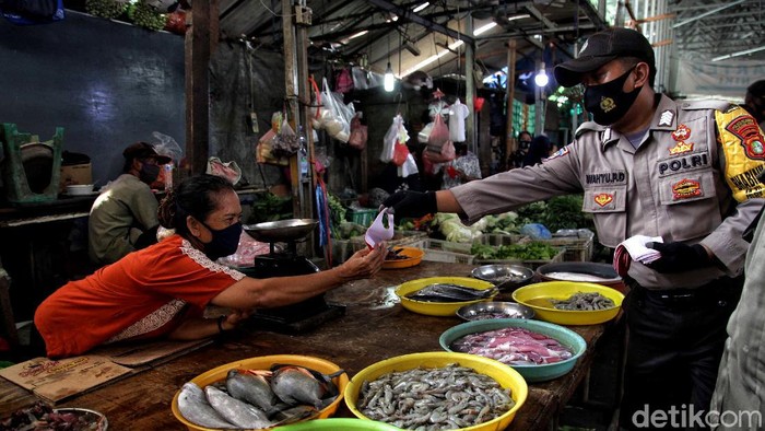 Aksi Bagi-bagi Masker di Pasar Muara Angke Operasi tertib masker digelar di Pasar Muara Angke, Jakut. Di sana petugas juga turut sosialisasikan pentingnya mematuhi protokol kesehatan guna cegah Corona.