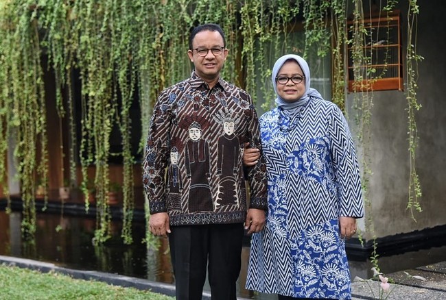 Fery Farhati merupakan istri dari capres Anies Baswedan. Wanita 52 tahun ini meraih gelar Sarjana Psikologi Universitas Gajah Mada pada 1996.  Foto: Instagram @fery.farhati