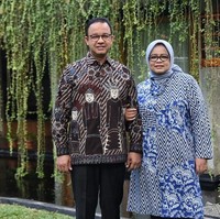 Fery Farhati merupakan istri dari capres Anies Baswedan. Wanita 52 tahun ini meraih gelar Sarjana Psikologi Universitas Gajah Mada pada 1996.  Foto: Instagram @fery.farhati