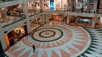 Seorang karyawan di gerai pakaian ternama yang ditemui di mal Plaza Senayan mengaku PSBB pertama ini sepi pengunjung dan bertepatan dengan hari Senin. Hingga pukul 12.00 WIB, ia mengaku baru mendapat 1 pembeli.