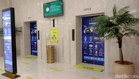 Eskalator dan lift yang biasanya ramai, saat ini tidak perlu mengantre untuk menaikinya.
