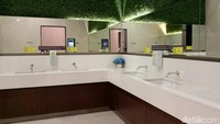 Begitu juga dengan toilet dan mushola, tampak sepi tak berpenghuni.