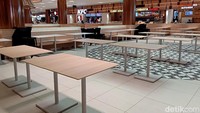 Kursi-kursi di sekitar area tempat makan ditumpuk agar tidak ada celah untuk pengunjung duduk. Sedangkan resto dengan sajian all you can eat, yang hanya bisa makan di tempat terlihat tutup.