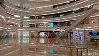 Pusat berbelanjaan mal Plaza Senayan, Jakarta Pusat, pada Senin (14/9/2020) terpantau sepi. Begitu juga pusat perbelanjaan disebrangnya, mal Senayan City yang menampilkan penampakan serupa.