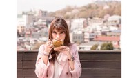 Cantiknya Audi Marissa memang cocok untuk Anthony Xi yang tampan. Wajah cantiknya bahkan terlihat di segala pose, termasuk posenya saat sedang kulineran. Seperti yang tampak pada pose candid sambil menyeruput teh ini. Foto: Instagram @audimarissa