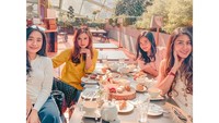 Momen kulinernya tidak hanya di Indonesia saja. Saat liburan ke Singapura, Audi dengan ketiga temannya menikmati afternoon tea di Garden by the Bay Singapore. Foto: Instagram @audimarissa