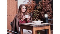 Kecintaannya pada dunia Korea juga membuat Audi Marissa terinspirasi dengan gaya berpakaian Korea. Seperti yang tampak pada momen ngeteh Audi satu ini Foto: Instagram @audimarissa