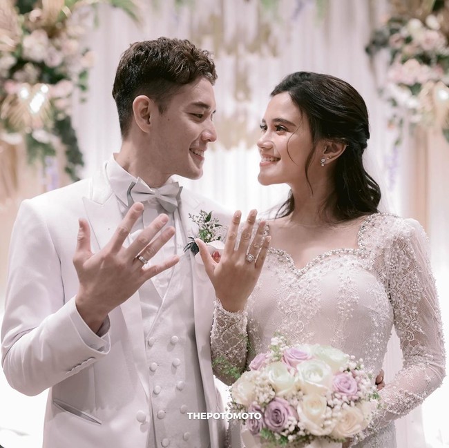 Pesinetron Audi Marissa resmi dipersunting kekasihnya Anthony Xie, Sabtu (12/9/2020). Acara pernikahan yang digelar di The Ritz-Carlton, Mega Kuningan, Jakarta itu tampak elegan dan sakral dengan nuansa putih.  Foto: dok. Instagram