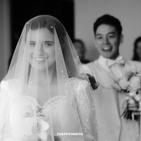 Audi pun menggunakan veil jaring yang semakin mempercantik penampilannya. Sementara Anthony tampak gagah dengan setelan jas putih. Foto: dok. Instagram