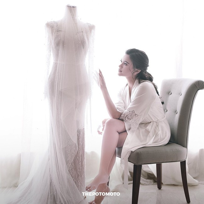 Audi tampil anggun dengan gaun putih dari Renzi Lazuardi. Gaun berpotongan lurus itu terlihat elegan dengan penuh bebatuan dan aksesori belt untuk membentuk area pinggang.  Foto: dok. Instagram