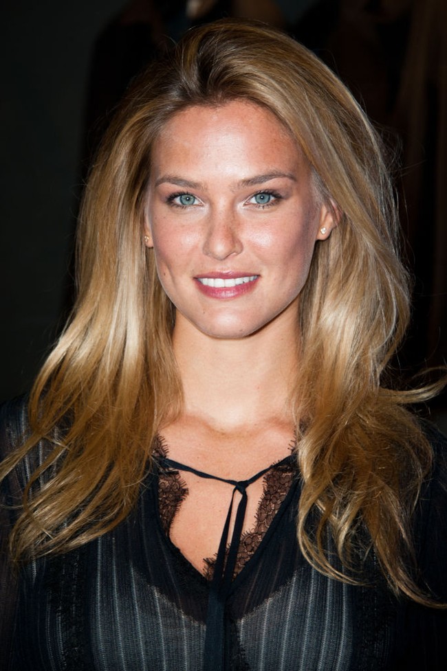 Bar Refaeli dihukum bersama ibunya, Tzipi, yang juga kena denda dengan jumlah yang sama. Namun sang ibu diharuskan melakukan pelayanan sosial lebih lama yakni 16 bulan. Foto: Getty Images