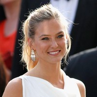 Supermodel Bar Refaeli menikah dengan miliarder Israel Adi Ezra pada 2015. Pria 48 tahun tersebut memimpin Neto Group, konglomerasi jaringan bisnis kuliner di Israel dan memiliki kekayaan Rp 15,1triliun. Foto: Getty Images