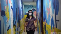 Aturan pembatasan karyawan juga berlaku di perkantoran swasta. Sedangkan untuk pasar dan pusat perbelanjaan serta 11 sektor esensial, disebut Anies, berlaku kapasitas 50 persen.