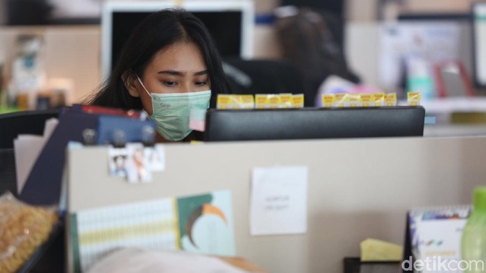 Begini Suasana 25% Kapasitas Pegawai saat PSBB Ketat Jakarta PSBB ketat di DKI Jakarta mulai diberlakukan hari ini. Kapasitas karyawan dalam gedung perkantoran baik pemerintah maupun swasta dibatasi maksimal hanya 25 persen.