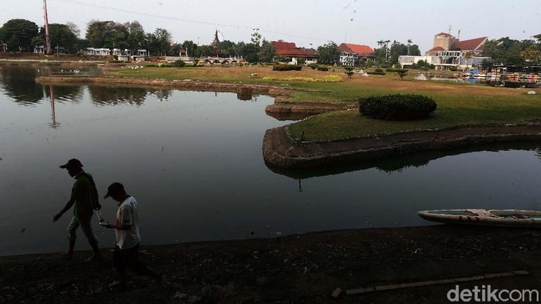 Begini Suasana TMII saat PSBB Total Diterapkan di Jakarta Pemprov DKI Jakarta menutup Anjungan DKI di TMII seiring penerapan PSBB Total. Suasana di TMII sendiri terpantau sepi.