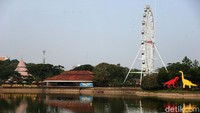 Suasana di TMII juga terpantau sepi saat hari pertama penerapan PSBB di DKI Jakarta.