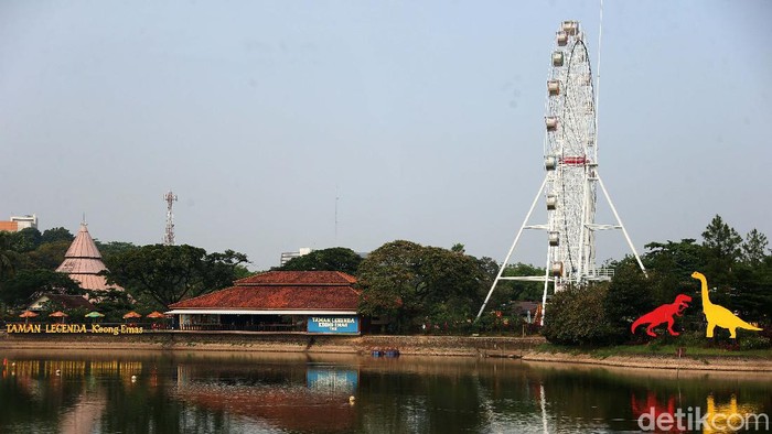 Pemprov DKI Jakarta menutup Anjungan DKI di TMII seiring penerapan PSBB Total. Suasana di TMII sendiri terpantau sepi.