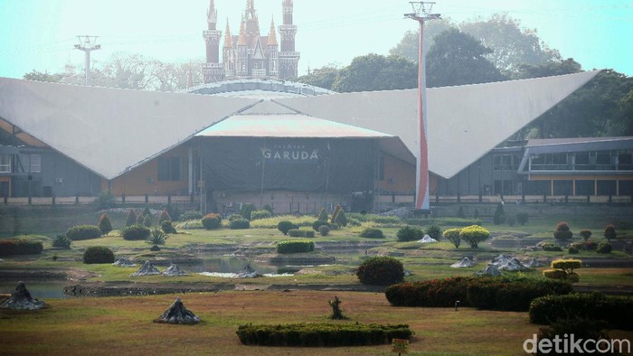 Pemprov DKI Jakarta menutup Anjungan DKI di TMII seiring penerapan PSBB Total. Suasana di TMII sendiri terpantau sepi.