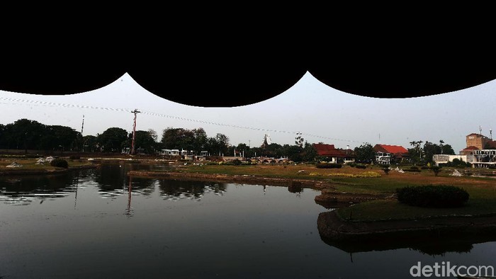 Begini Suasana TMII saat PSBB Total Diterapkan di Jakarta Pemprov DKI Jakarta menutup Anjungan DKI di TMII seiring penerapan PSBB Total. Suasana di TMII sendiri terpantau sepi.