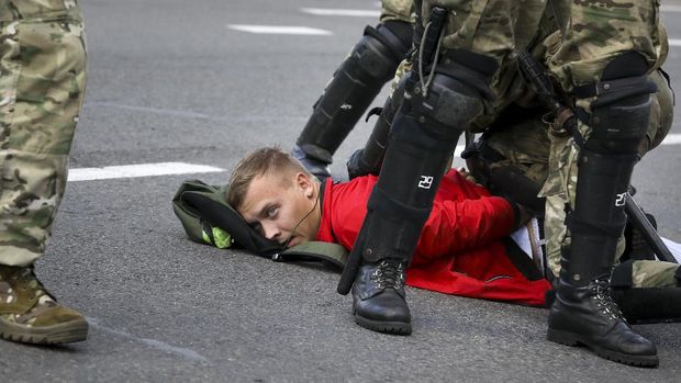 Polisi anti huru hara menahan lebih dari 400 demonstran di Belarusian. AP/