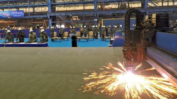 Bertepatan dengan Hari Jadi TNI AL Ke – 75 tahun TNI AL, PT PAL Indonesia (Persero) melaksanakan Seremoni First Steel Cutting (FSC) Kapal Bantu Rumah Sakit (BRS) Kedua pesanan TNI AL di Bengkel Fabrikasi Divisi Kapal Niaga PT PAL Indonesia (Persero)