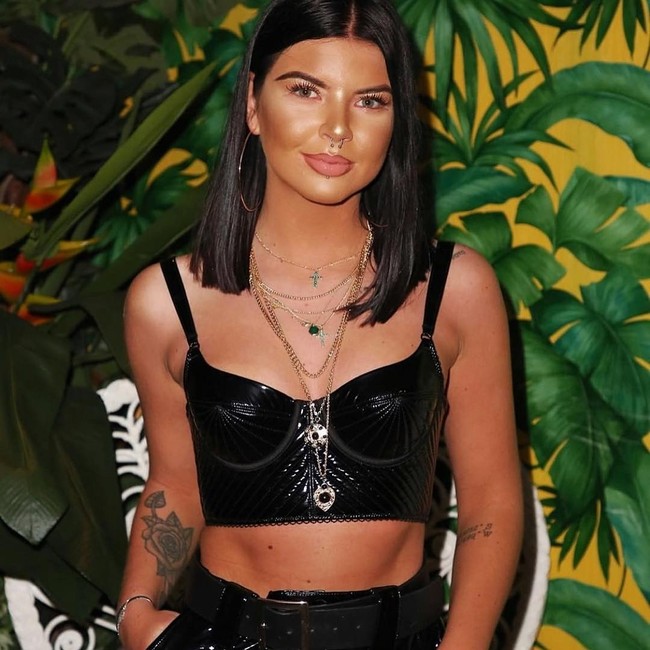 Sebelum beralih menjadi model seksi, ternyata Beth sudah cukup familiar dengan kamera. Ia pernah tampil film dokumenter mengenai KFC di 2015, Billion Dollar Chicken Shop. Beth juga pernah menjadi kontestan reality show E4 berjudul Shipwrecked. Hal itu cukup membantu popularitasnya sebagai model seksi. Foto: Instagram @bethspiby_